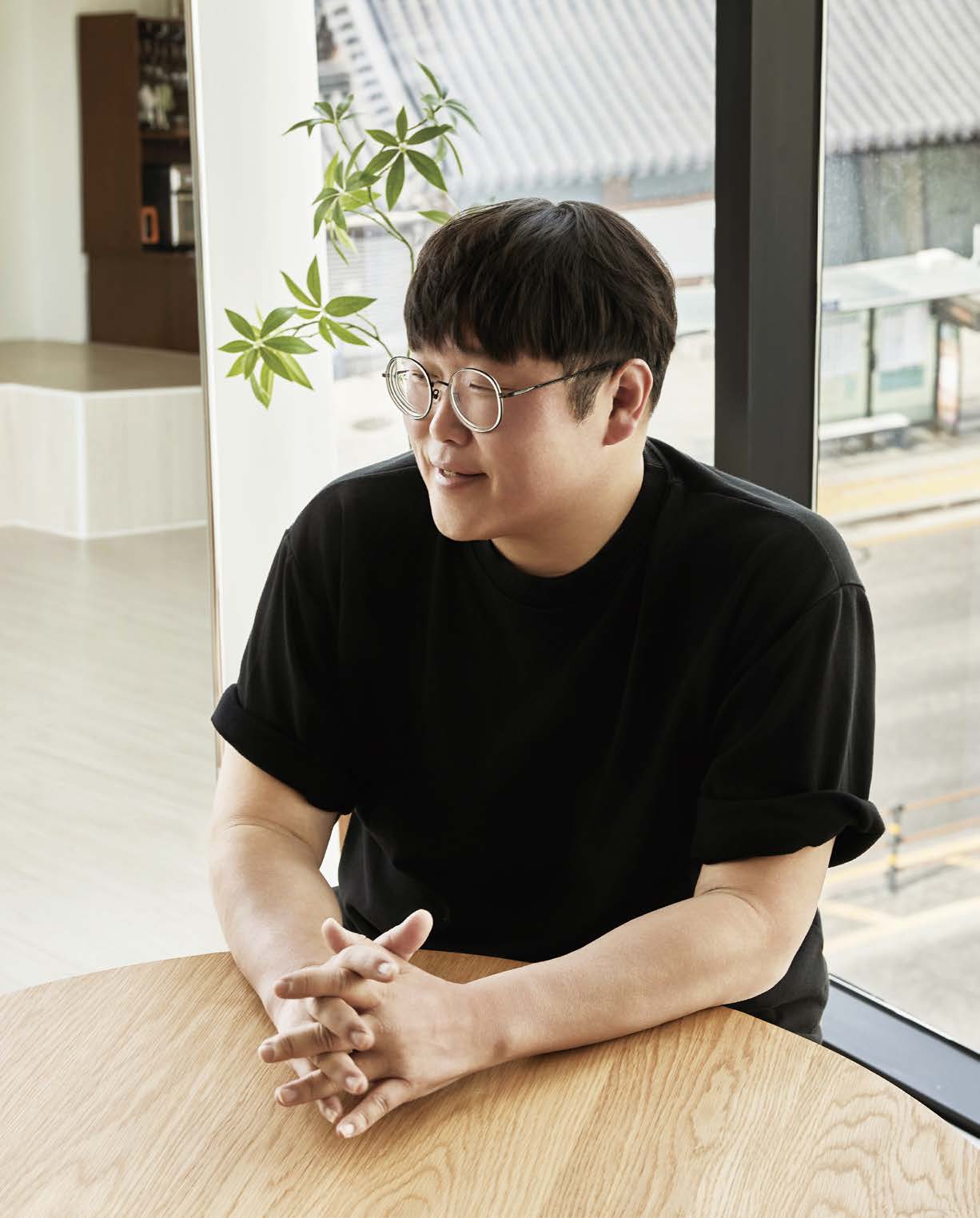 연출을 비운 자리에 채워진 ‘진정성의 기술’ 이미지